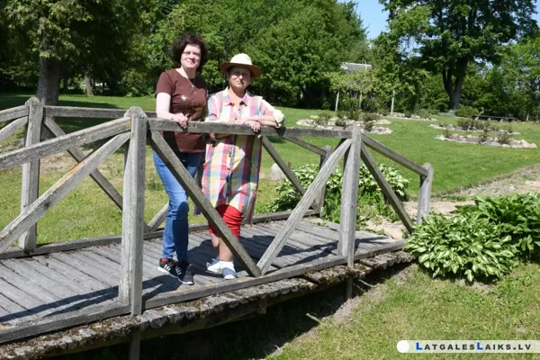 Aija Piļka kopā  ar P.Sukatnieka dzimtas māju (muzeka)  "Apsītes" vadītāju Vandu Gronsku